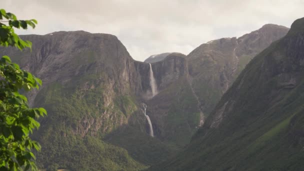 Wspaniały Widok Wodospad Mardalsfossen Katthammaren Mountain Peak Eikesdal Norwegia Szeroka — Wideo stockowe