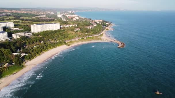 波がムイ ベトナムの砂のビーチで平和的なローリングをしている間 南ベトナムの熱帯の海辺に高級リゾートが建てられます 高幅のドローンドーリー ファンティエット2つのトゥアンショット — ストック動画