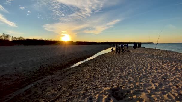 Persone Sulla Spiaggia Sabbia Con Luce Solare Retroilluminata All Alba — Video Stock