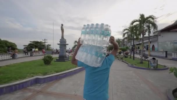 Jovem Amazonense Carrega Caixa Garrafas Água Iquitos Peru Tiro Médio — Vídeo de Stock