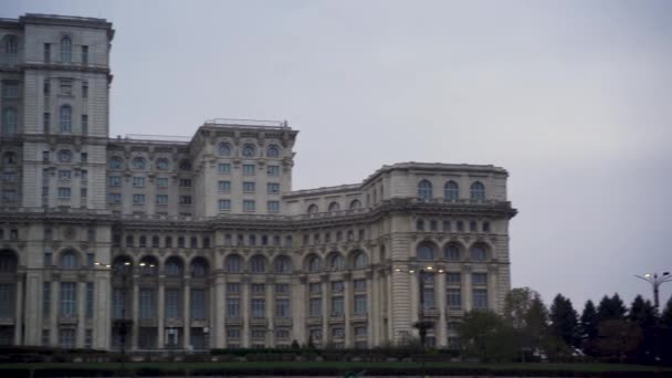 Parlamento Bucarest Día Nublado Panorámica Ampliado — Vídeos de Stock