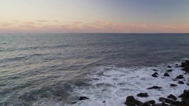 夕日の海岸線で黒海の波 パンニング — ストック動画