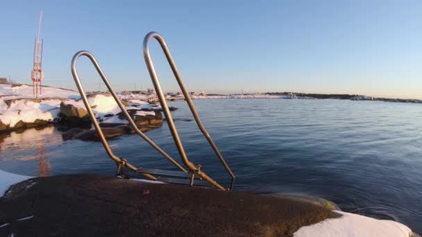 Close Van Een Metalen Trap Door Besneeuwde Rotsen Het Zeer — Stockvideo