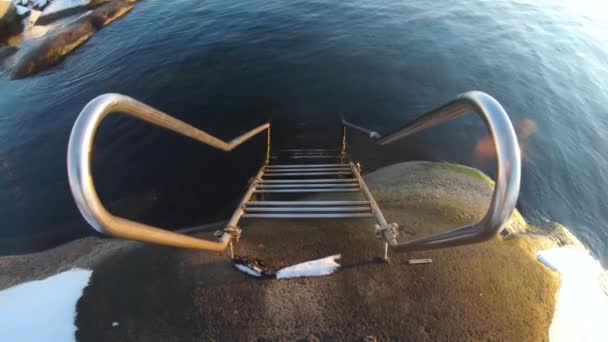 Detailní Záběr Kovového Schodiště Velmi Studené Oceánské Vody Göteborgu Švédsko — Stock video