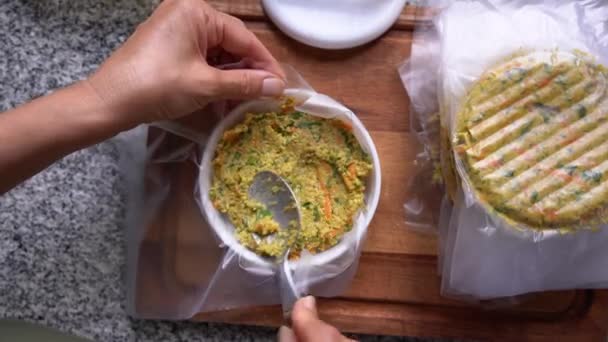 Top View Woman Vormen Vegan Burger Patty Gemaakt Met Quinoa — Stockvideo