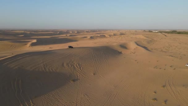 阿拉伯联合酋长国迪拜Al Qudra沙漠沙漠探险期间的一架4X4无人驾驶飞机俯瞰景象 — 图库视频影像