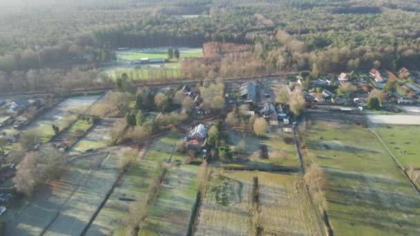 Zdjęcie Dużego Gospodarstwa Rolnego Skraju Małego Miasteczka Holandii — Wideo stockowe