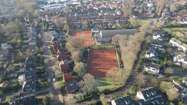 Aérea Una Gran Cancha Tenis Medio Hermoso Barrio Suburbano — Vídeos de Stock