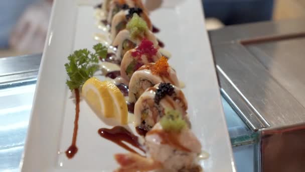 Lindamente Apresentado Rolo Maki Sushi Colorida Coberto Com Masago Ovas — Vídeo de Stock