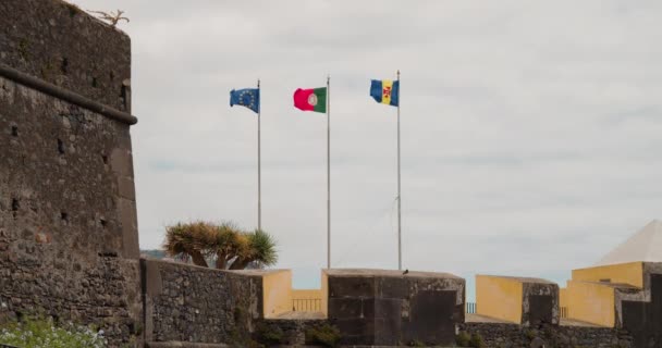 Флаги Развевающиеся Ветру Рядом Форталезой Джу Баптиста Пико Фуншале Португалия — стоковое видео