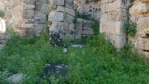 Vue Rapprochée Forteresse Médiévale Abandonnée Caméra Avance Vers Les Escaliers — Video