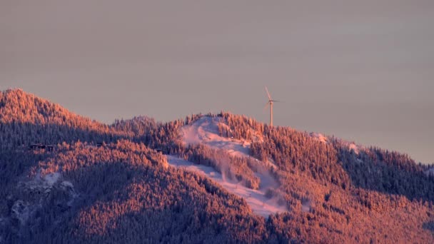 在黄金时段关闭Grouse山滑雪场和风力涡轮机 静态的 — 图库视频影像
