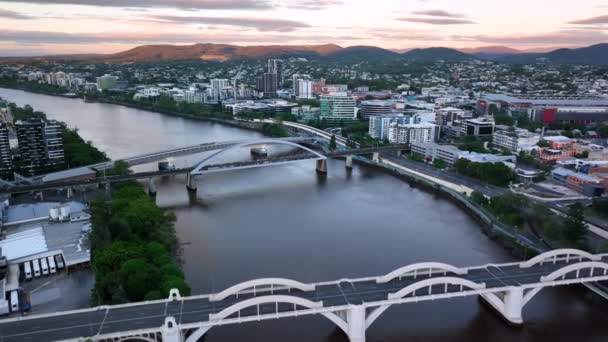 Drone Cinematografico Sopra Ponte Brisbane Con Monte Cootha Lontananza Treno — Video Stock
