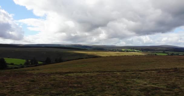 Zacofany Strzał Dartmoor England Słoneczny Dzień Dramatycznymi Chmurami — Wideo stockowe