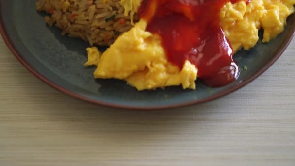 Ochucené Smažené Rýže Omeletě Balení Nebo Omurice Japonském Stylu Asijské — Stock video