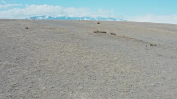 Voar Aéreo Sobre Vasto Campo Aberto Para Revelar Bela Montanha — Vídeo de Stock