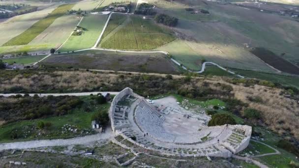 Luftaufnahme Eines Antiken Griechischen Theaters Mit Sanften Hügeln Und Wolkenverhangenem — Stockvideo
