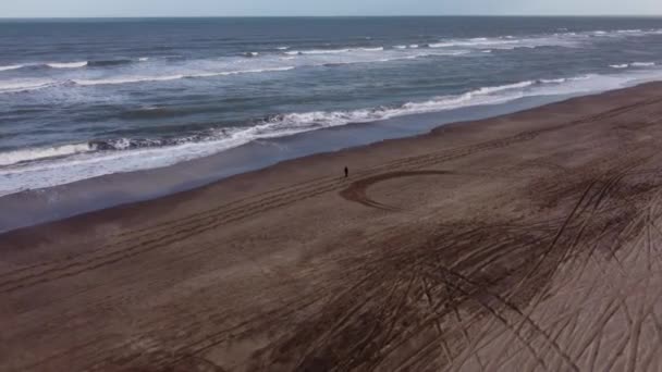 Vista Aérea Una Única Persona Caminando Sobre Arena Playa Con — Vídeos de Stock