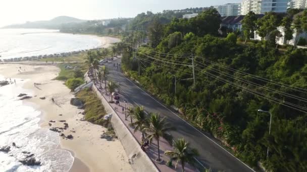 フロント 空中ドローンビューの近代的な高級ヴィラと風光明媚な熱帯沿岸道路 — ストック動画