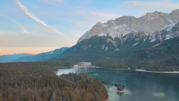 Gün Batımında Eibsee Dağı Nın Havadan Görünüşü Kristal Berrak Kozalaklı — Stok video