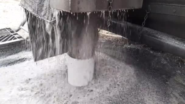 Das Grundwasser Kommt Durch Das Rohr Und Ergießt Sich Bohrloch — Stockvideo