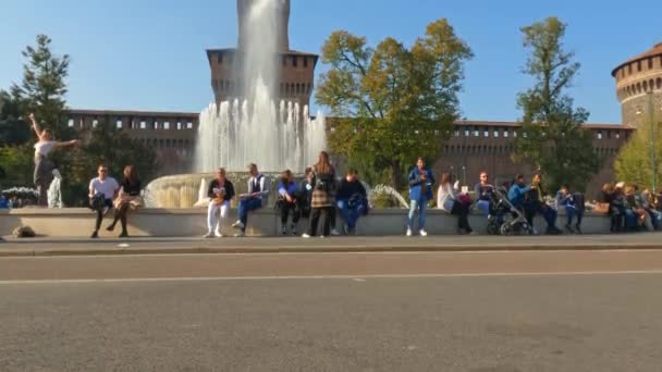 Tilt Średniowiecznego Zamku Sforza Lub Castello Sforzesco Mediolanie Turystów Siedzących — Wideo stockowe