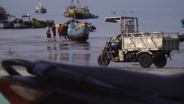 Tuk Tuk Conduisant Sur Côte Sablonneuse Vietnam Avec Nombreux Pêcheurs — Video