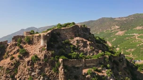 Luftaufnahme Alte Türkische Festung Auf Der Spitze Einer Felsklippe Mittelmeer — Stockvideo