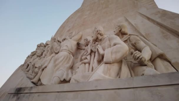 Lizbon Daki Tagus Nehri Kıyısındaki Padrao Dos Descobrimentos Anıtı — Stok video