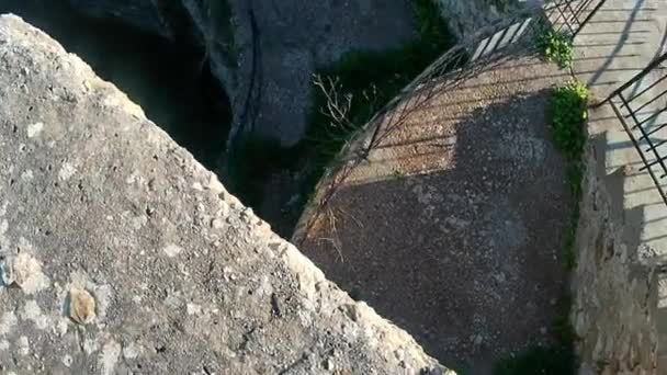 Высокий Угол Обзора Крыши Старинного Средневекового Форта Лестницы Черной Стороны — стоковое видео