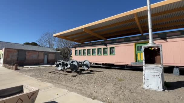マスコットと欧米の会社古い放棄された電車の車は アリゾナ州ウィルコックスで表示されます — ストック動画