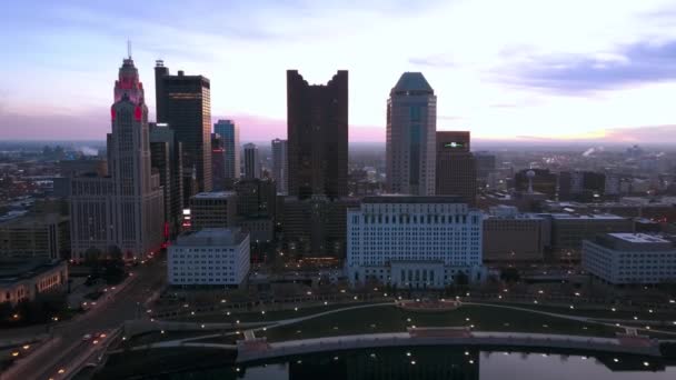 Aerial View Away Skyscrapers Evening Columbus Usa Pull Back Drone — Stock Video