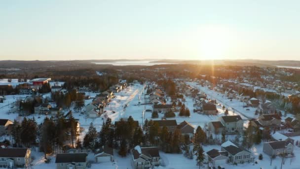Πανέμορφο Ηλιοβασίλεμα Εναέρια Πτήση Πάνω Από Χιόνι Καλύπτονται Σπίτια Μια — Αρχείο Βίντεο
