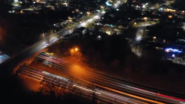 Légi Felvétel Egy Autópályáról Ami Éjjel Végigfut Egy Lakótelepen Kamera — Stock videók