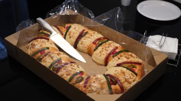 Медленное Движение Традиционного Мексиканского Хлеба Rosca Reyes Специального Хлеба Фруктами — стоковое видео