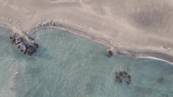 克里特岛Elafonissi海滩蓝水清澈的沙洲 自上而下的空中景观 — 图库视频影像