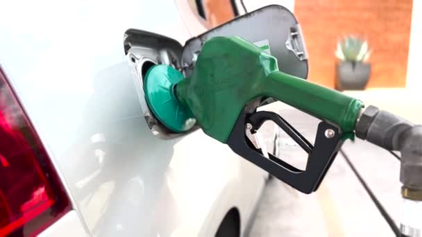 Les Mains Retirent Buse Pompe Éthanol Réservoir Véhicule Carburant Flexible — Video