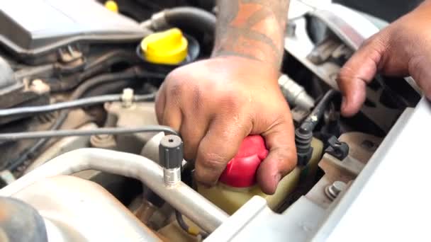 Mano Desenrosca Tapa Abierta Del Depósito Gasolina Sala Motores Del — Vídeos de Stock