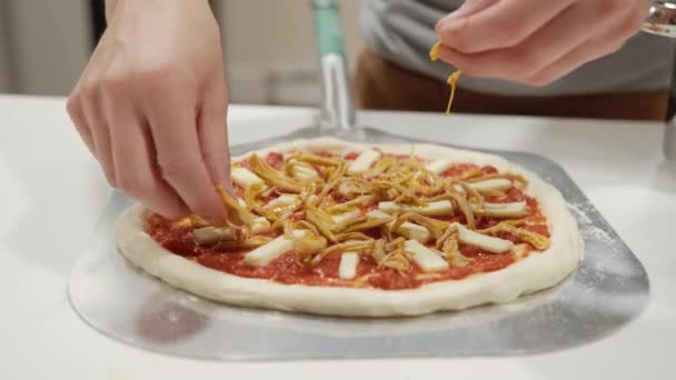 Person Hand Sätta Strimlad Kyckling Pizza Slow Motion Statisk Närbild — Stockvideo