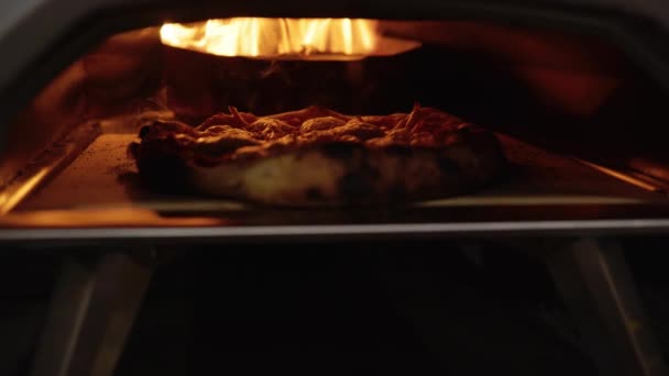 Μια Πίτσα Στο Φούρνο Μαγείρεμα Μια Μεγάλη Φλόγα Στο Παρασκήνιο — Αρχείο Βίντεο