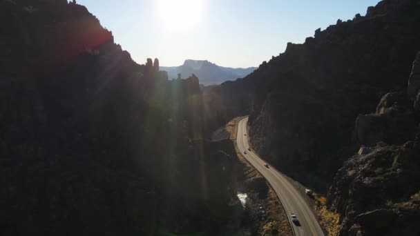 Vista Aérea Uma Estrada Montanha Curvilínea Com Sol Alto Céu — Vídeo de Stock