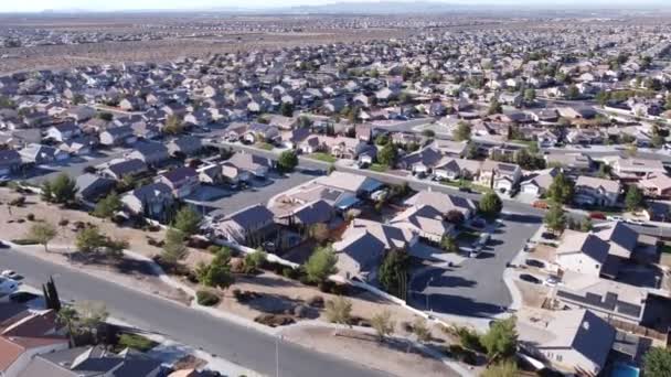 无人驾驶飞机在一个加州小镇的住宅区上空盘旋 — 图库视频影像