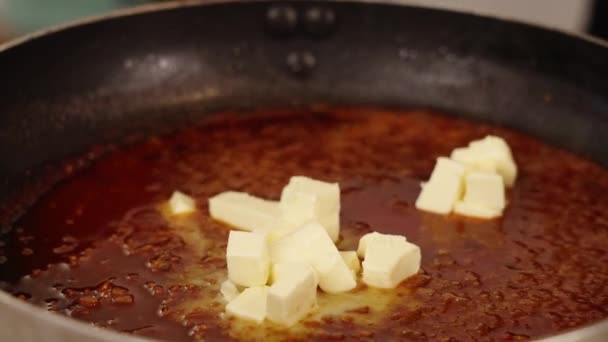 Boterblokjes Toevoegen Aan Saus Pan Smelten Rode Paprika Saus Dikker — Stockvideo