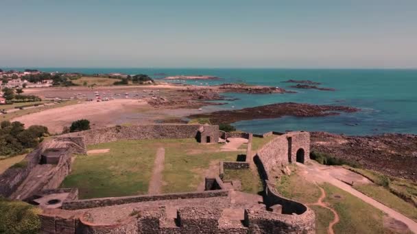 Drohnenflug Über Vale Castle Guernsey Und Dem Hafen Von Bordeaux — Stockvideo