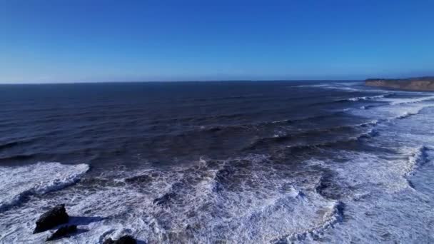 Sartén Drones Justo Encima Estación Fuerza Aérea Pillar Point Mavericks — Vídeo de stock