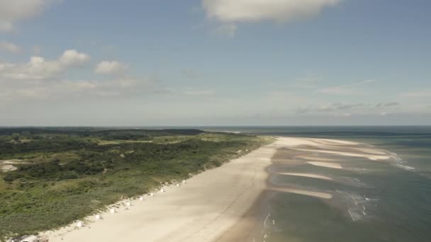 Zdjęcia Lotnicze Lecące Wysoko Nad Piękną Białą Plażą Zielonymi Wydmami — Wideo stockowe