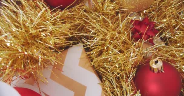 Sluit Kerstversiering Gouden Rode Versieringen Tinsel Slinger Kerstballen Cadeau December — Stockvideo