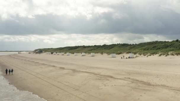 曇り空の日に美しい白い砂浜と緑の砂丘を空飛ぶショット — ストック動画