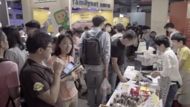 Asiaten Erkunden Eine Technologie Ausstellung — Stockvideo