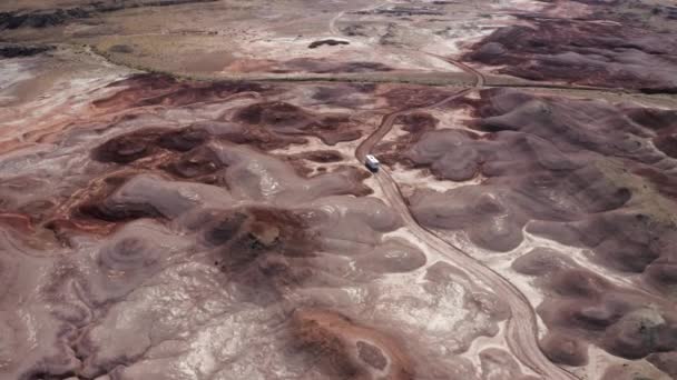 狂気の岩の形成とユタ砂漠を通って運転Rvの広い空中ショット — ストック動画